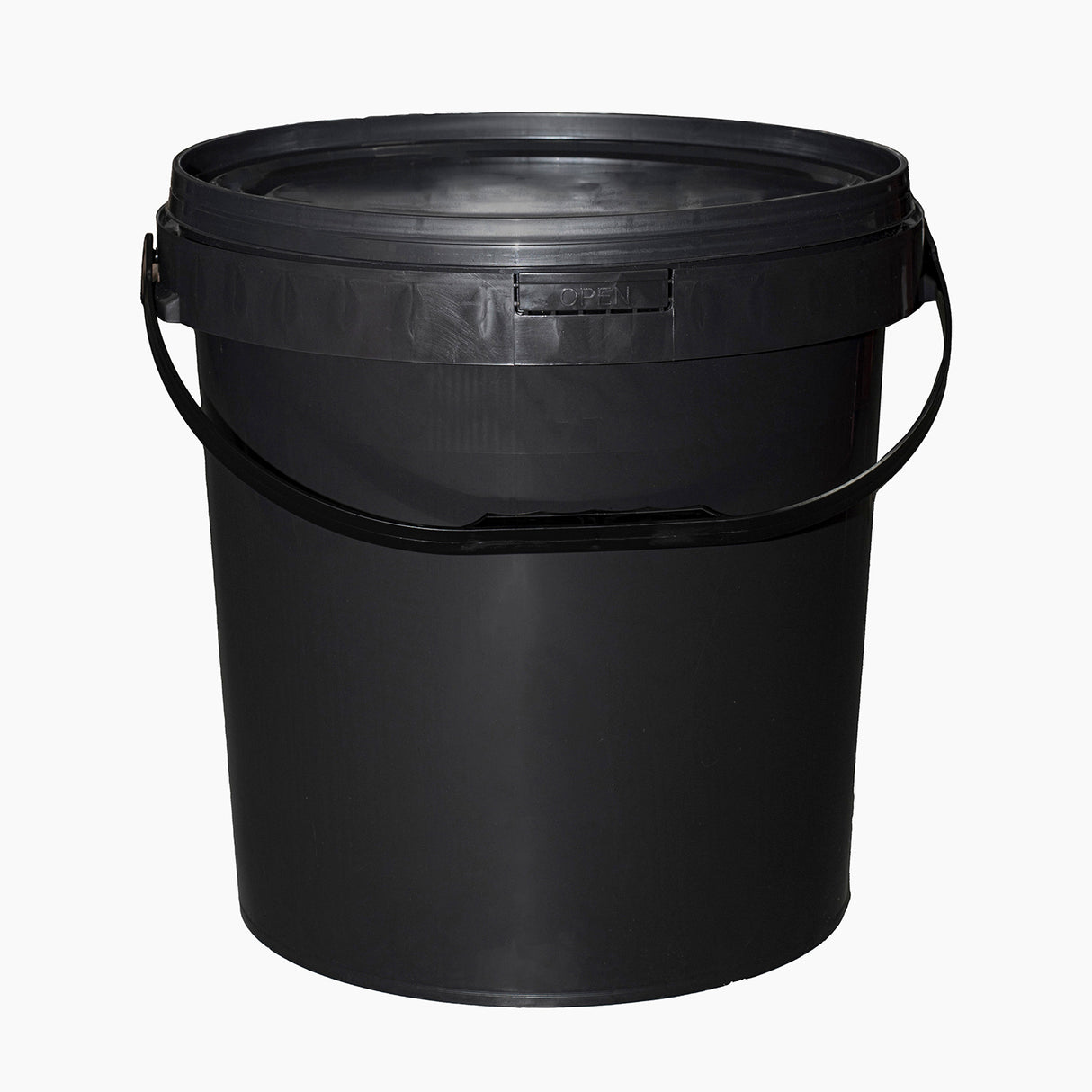 Black plastic bucket with lid – 20L size