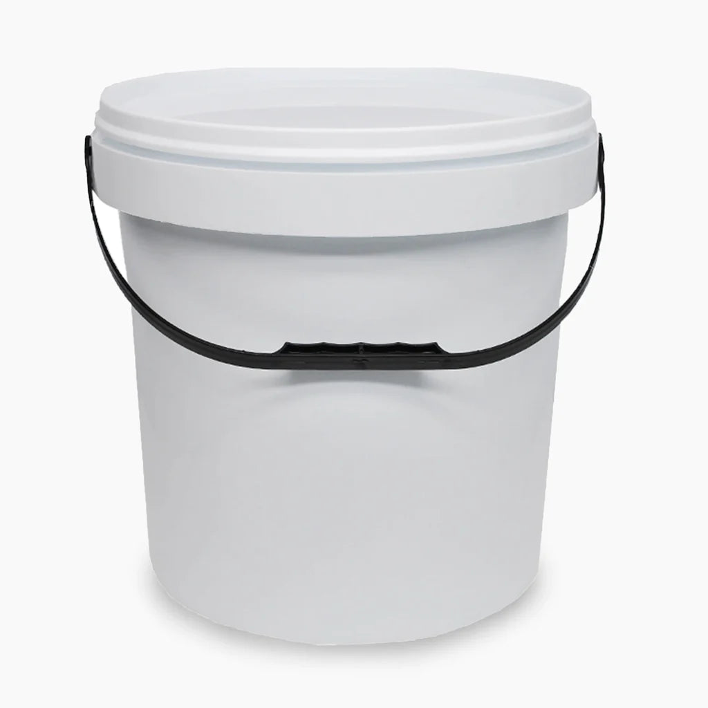 White plastic bucket with lid – 20L size