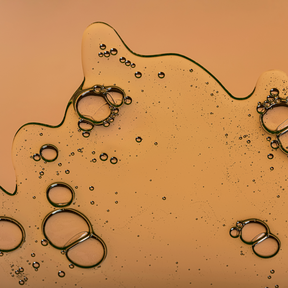 A smooth, lightweight serum with a silky, fast-absorbing consistency, designed to lock in moisture, nourish the skin, and boost radiance. Perfect for layering under moisturisers. Close-up of Brightpack Hydrate Serum #23 liquid showing colour and smooth texture