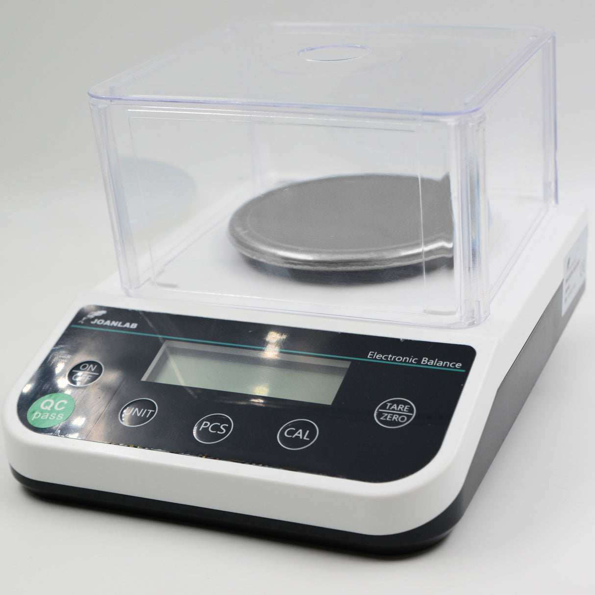 Precision balance scale 0.01g slightly tilted front angle