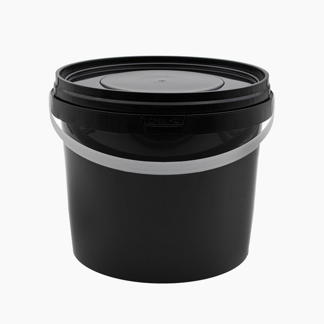 Black plastic bucket with lid – 10L size
